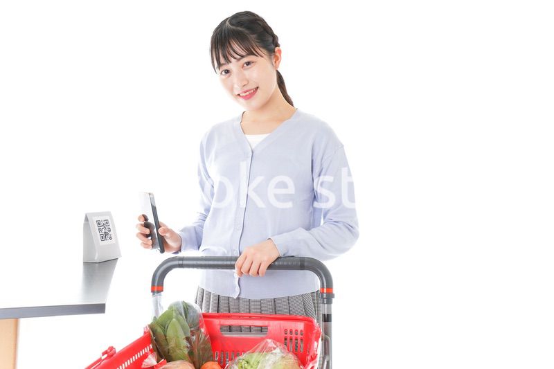 キャッシュレス決済をする若い女性