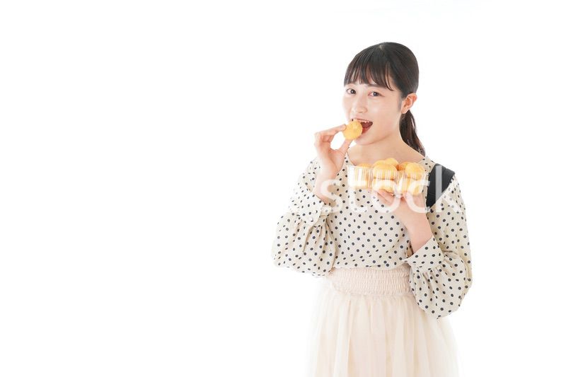 おやつを食べる若い女性