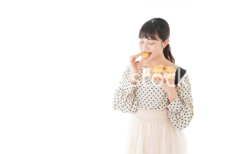 おやつを食べる若い女性