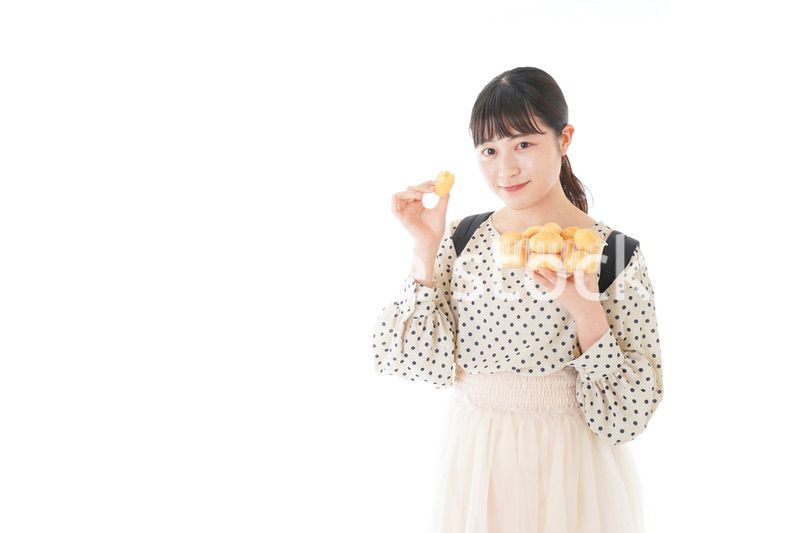 おやつを食べる若い女性