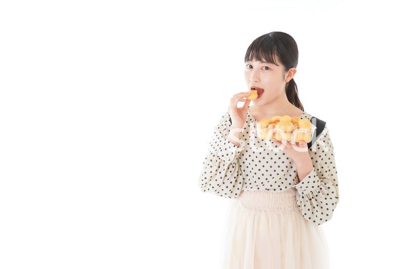 おやつを食べる若い女性