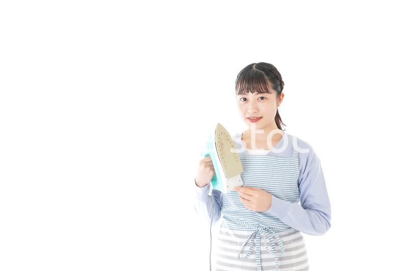 アイロン掛けをする若い主婦