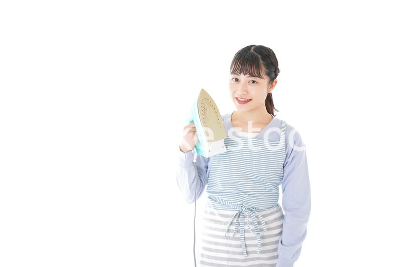 アイロン掛けをする若い主婦