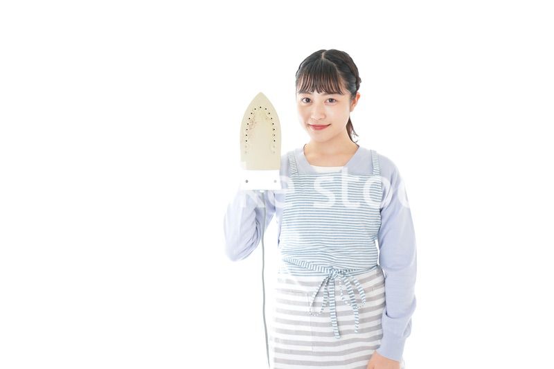 アイロン掛けをする若い主婦
