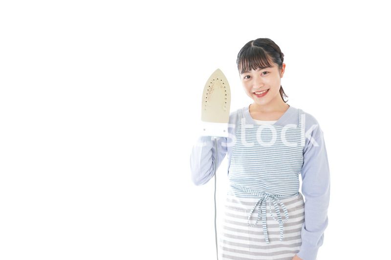 アイロン掛けをする若い主婦