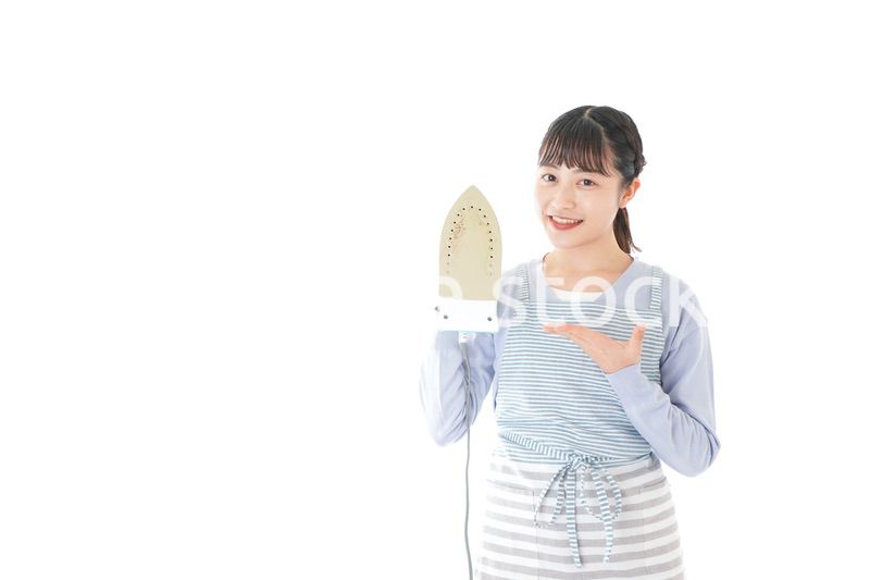 アイロン掛けをする若い主婦