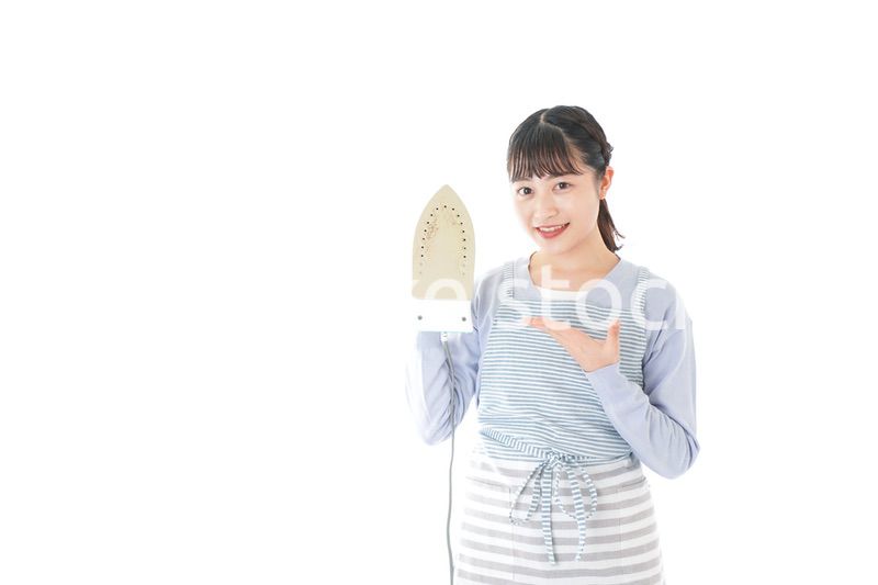 アイロン掛けをする若い主婦