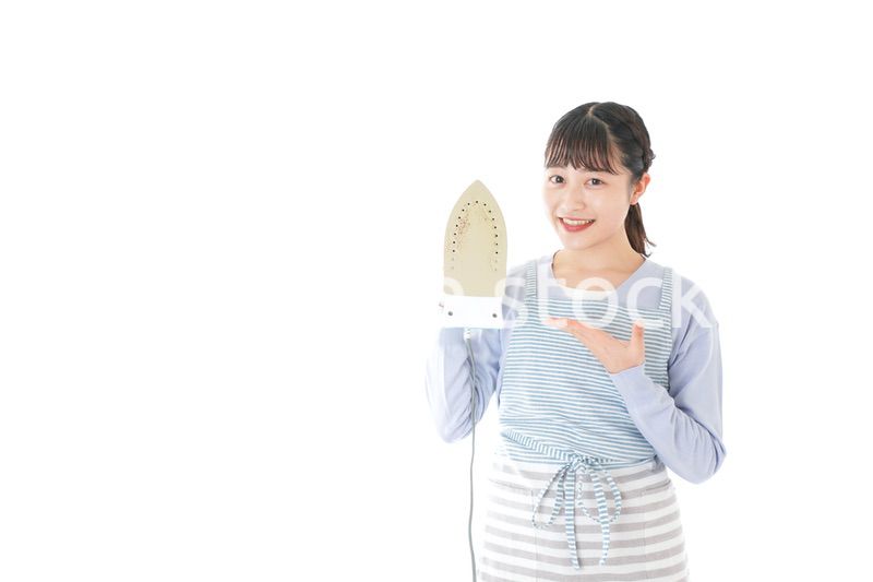 アイロン掛けをする若い主婦