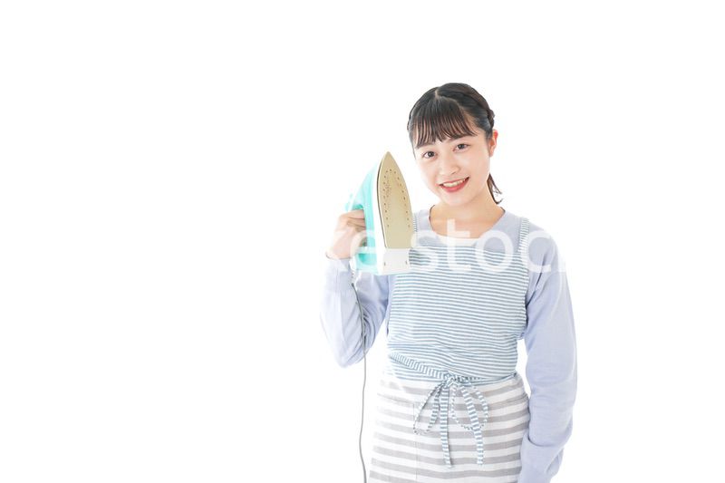 アイロン掛けをする若い主婦
