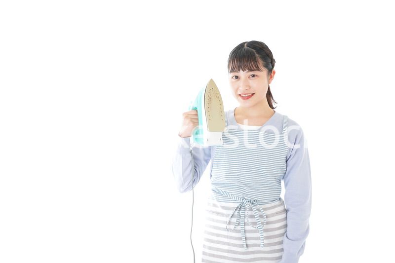 アイロン掛けをする若い主婦