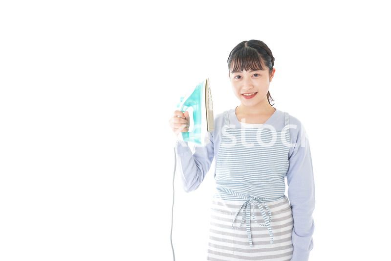 アイロン掛けをする若い主婦
