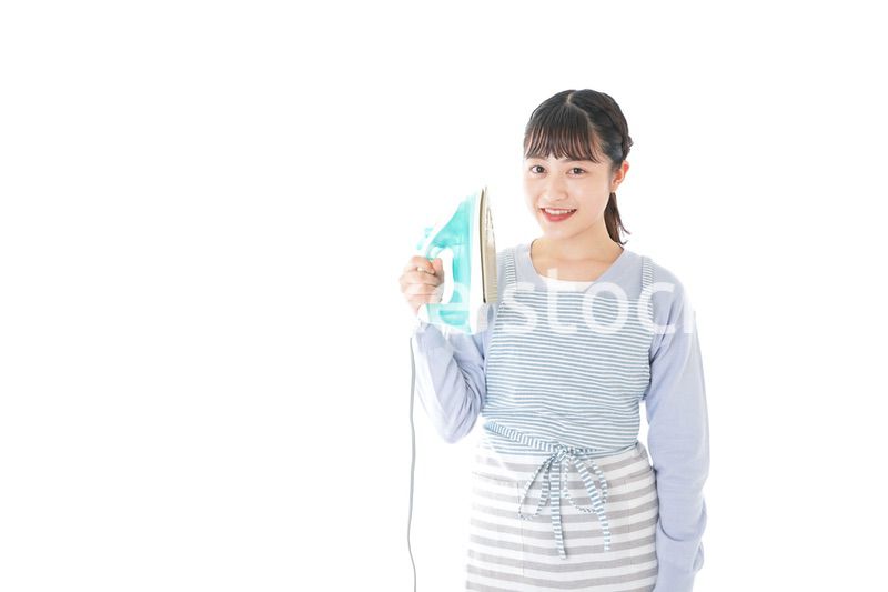 アイロン掛けをする若い主婦