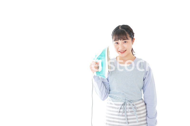アイロン掛けをする若い主婦