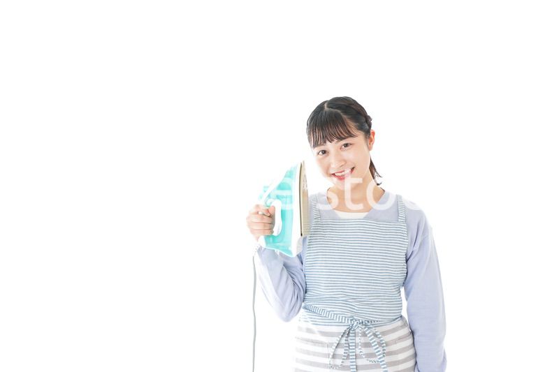 アイロン掛けをする若い主婦