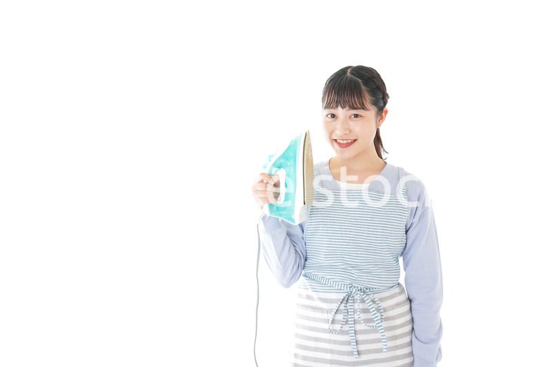 アイロン掛けをする若い主婦