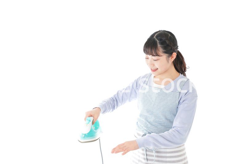 アイロン掛けをする若い主婦