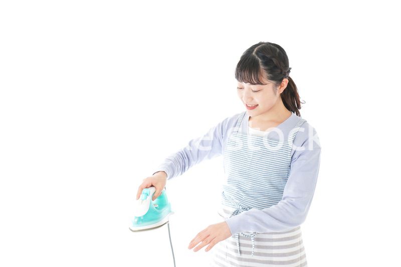 アイロン掛けをする若い主婦