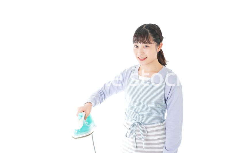 アイロン掛けをする若い主婦