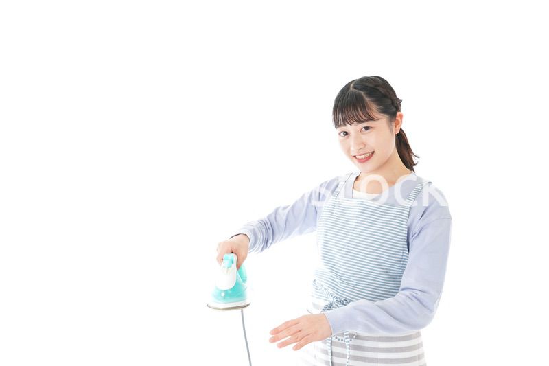 アイロン掛けをする若い主婦