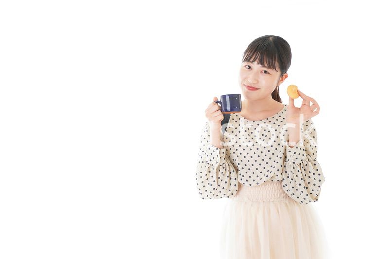 おやつを食べる若い女性