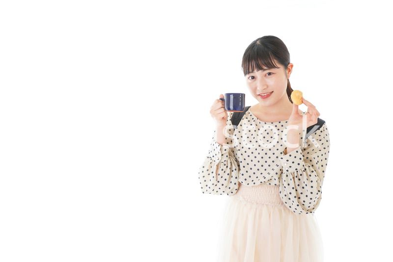 おやつを食べる若い女性