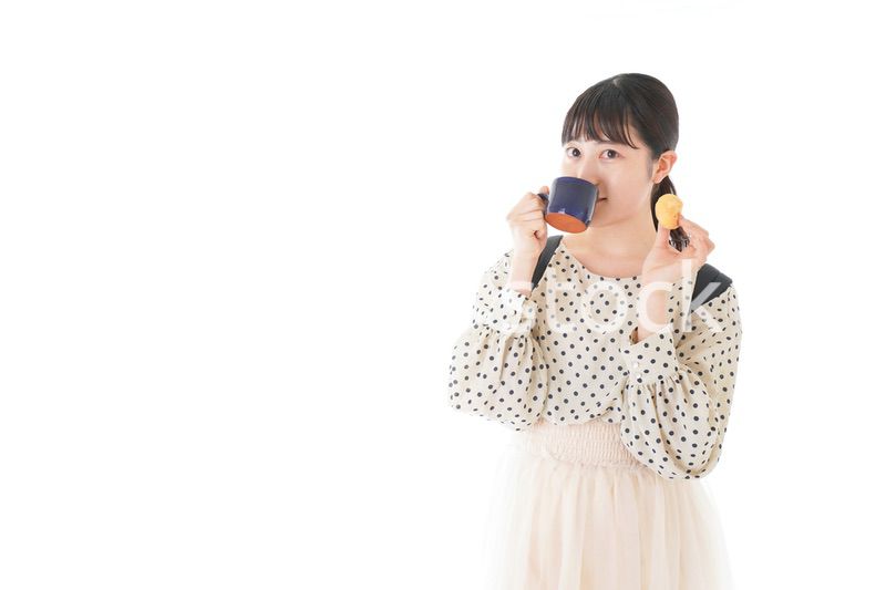 おやつを食べる若い女性