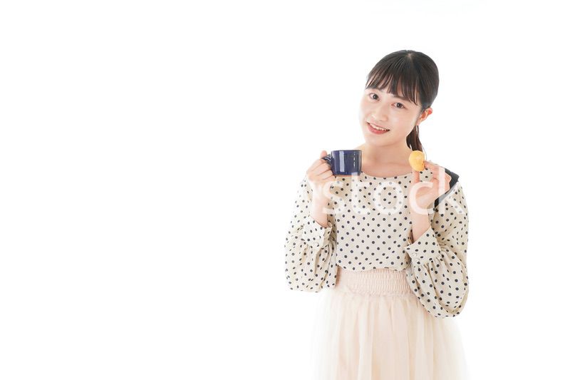 おやつを食べる若い女性