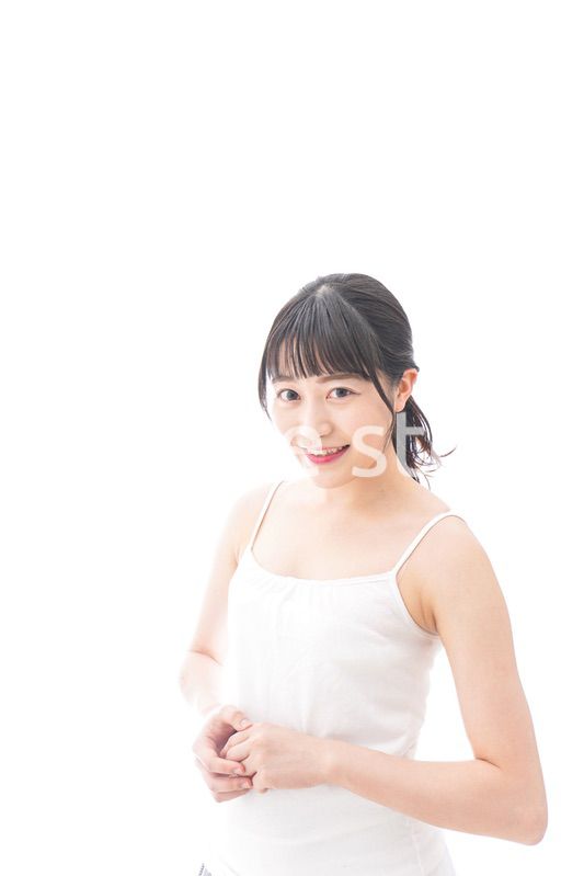 スキンケア・メイクをする若い女性