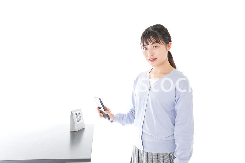 QRコード決済をする若い女性