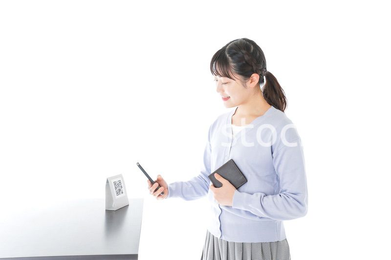 キャッシュレス決済をする若い女性