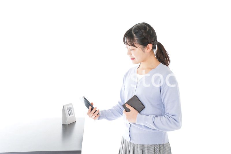 キャッシュレス決済をする若い女性