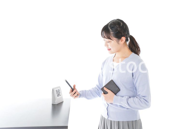 キャッシュレス決済をする若い女性