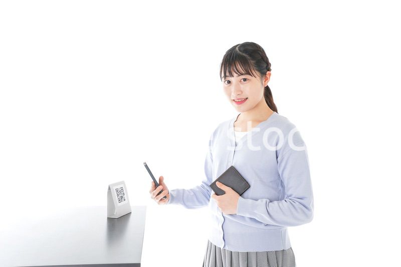 キャッシュレス決済をする若い女性