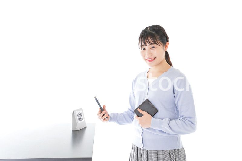 キャッシュレス決済をする若い女性