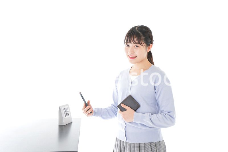 キャッシュレス決済をする若い女性