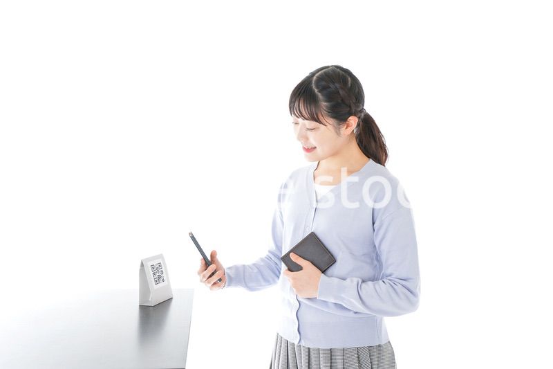 キャッシュレス決済をする若い女性