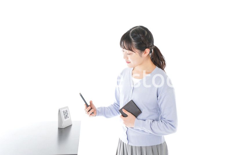 キャッシュレス決済をする若い女性