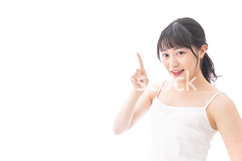 スキンケア・メイクをする若い女性