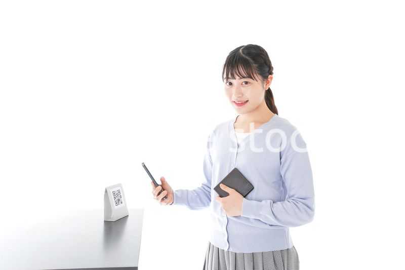 キャッシュレス決済をする若い女性