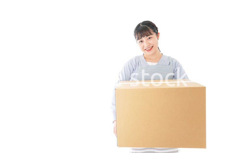 引越しをする若い女性