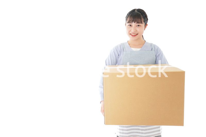 宅配便を受け取る若い主婦