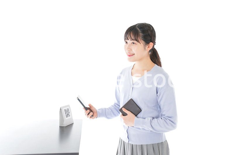 キャッシュレス決済をする若い女性