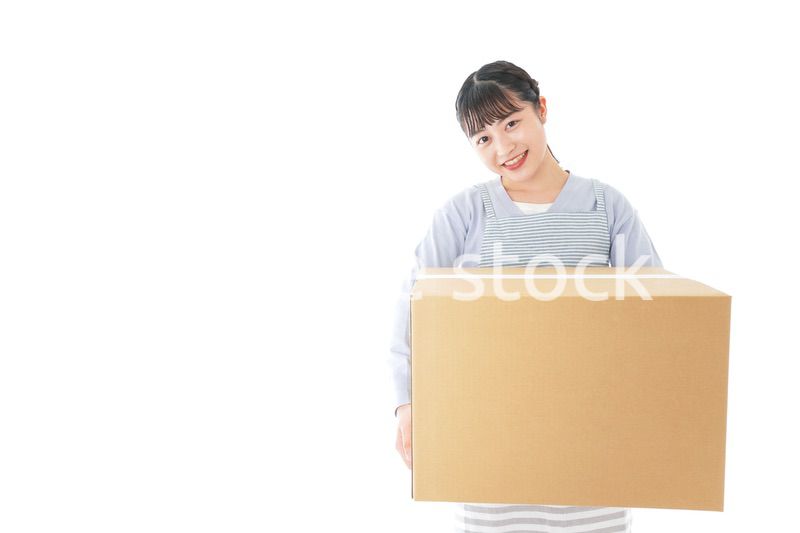 宅配便を受け取る若い主婦