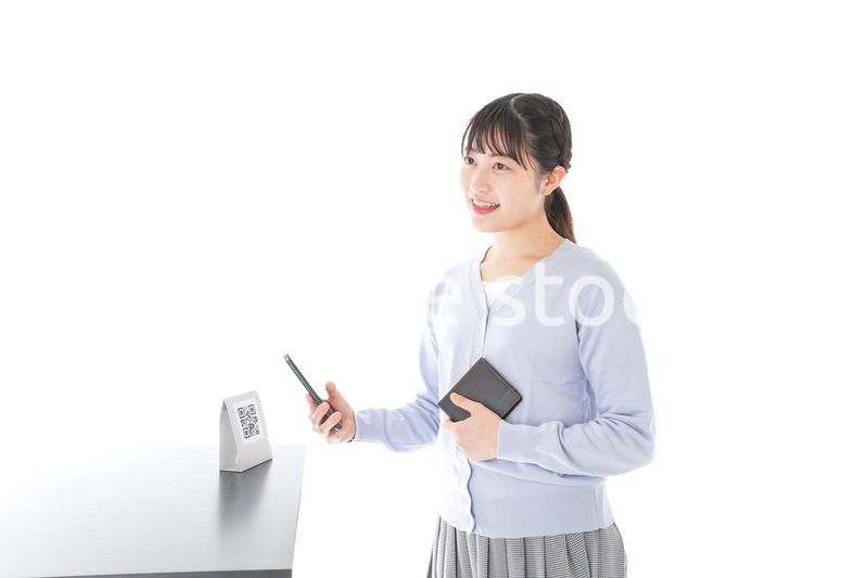 キャッシュレス決済をする若い女性