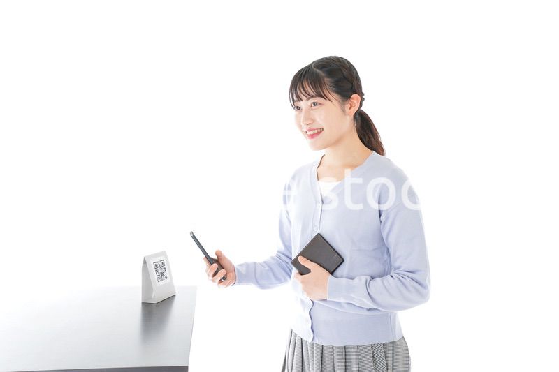 キャッシュレス決済をする若い女性