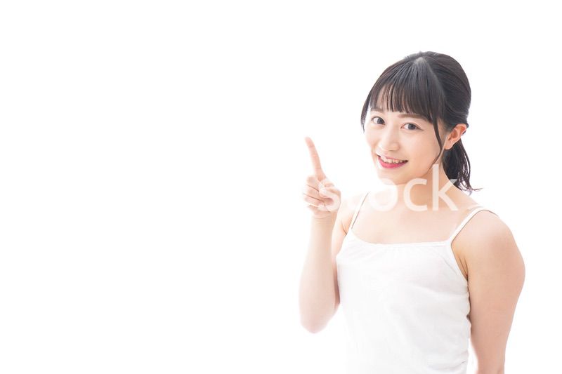 ビューティーアドバイスをする笑顔の若い女性