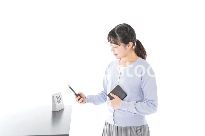 キャッシュレス決済をする若い女性