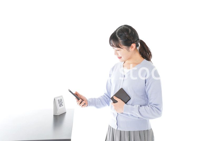 キャッシュレス決済をする若い女性