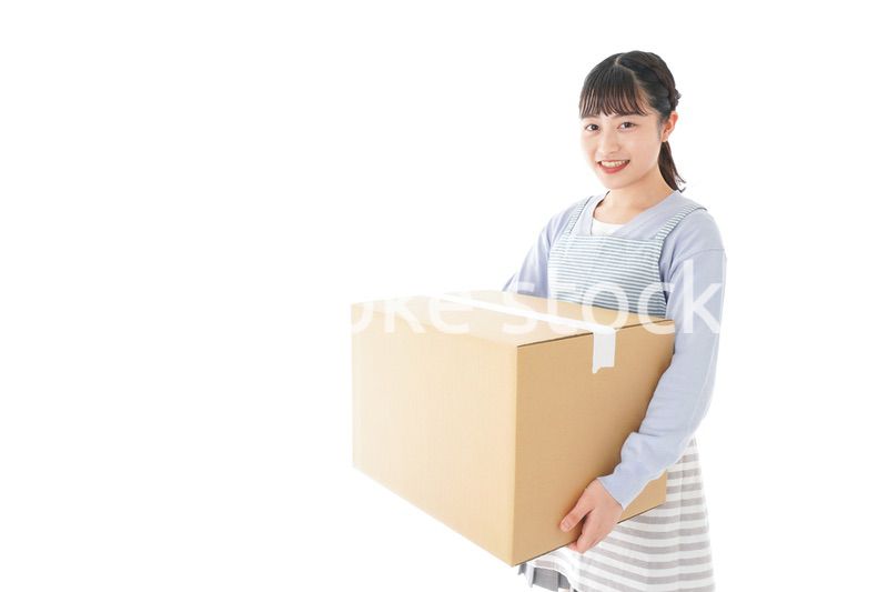 宅配便を受け取る若い主婦