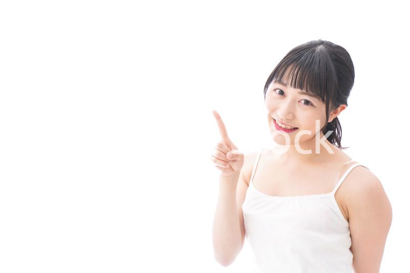 ビューティーアドバイスをする笑顔の若い女性